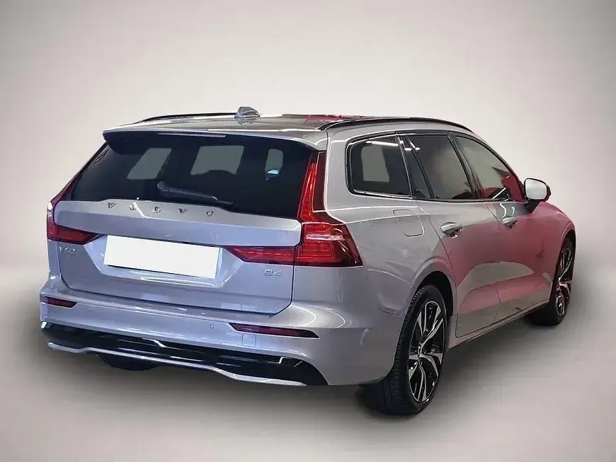 Gebraucht Volvo V60 Plus 197 PS (144 kW) 2025 Manufacturer Kombi