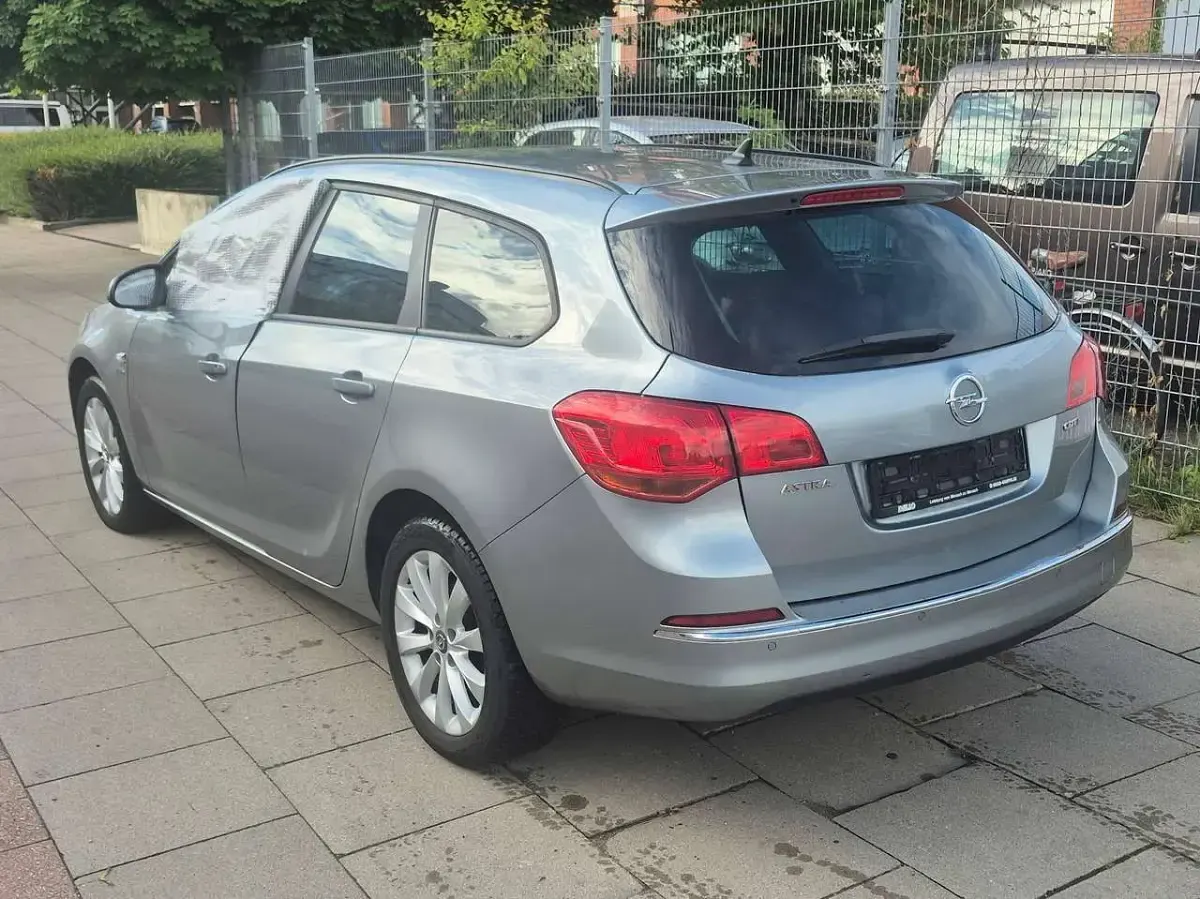 Gebraucht Opel Astra Active 110 PS (80 kW) 2013 Silbersee/perl silber (m2) Kombi