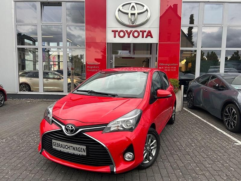 Rot Gebraucht 2016 Toyota Yaris Edition-S Kleinwagen | 13.290 € (Fairer Preis) - Bild 1/4