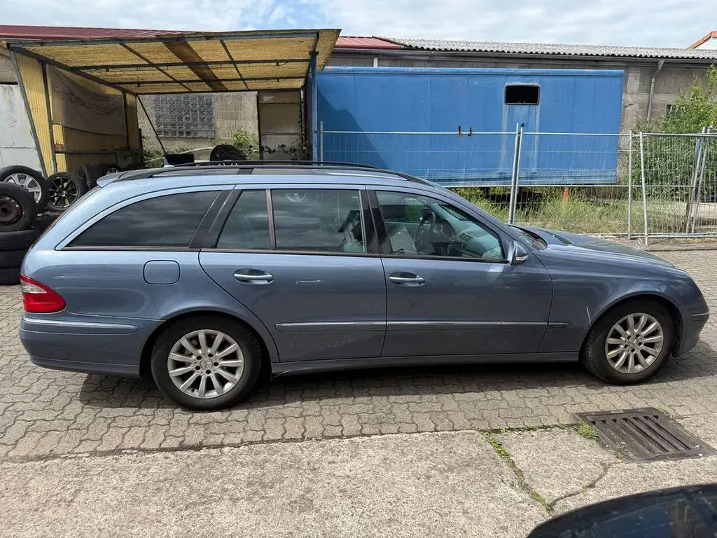Gebraucht Mercedes E220 170 PS (125 kW) 2006 Blau Limousine