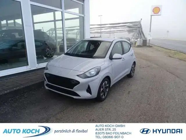 Grau (lumen grey / mic) Neu 2025 Hyundai i10 Trend Kleinwagen | 16.990 € (Fairer Preis) - Bild 1/4