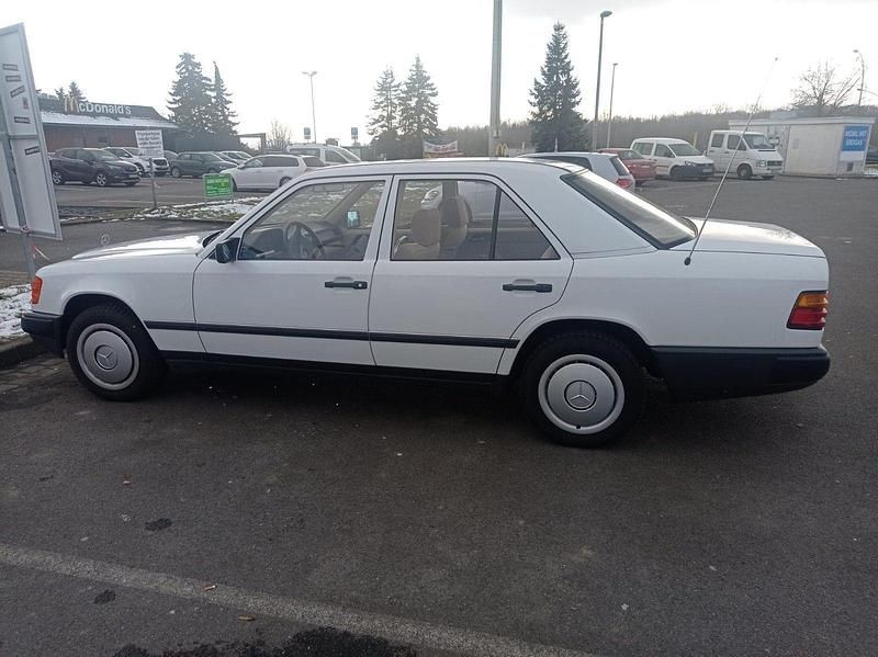 Gebraucht Mercedes 200 72 PS (52 kW) 1988 Limousine