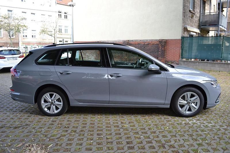 Gebraucht VW Golf VIII Life 150 PS (110 kW) 2024 Mondsteingrau Kombi