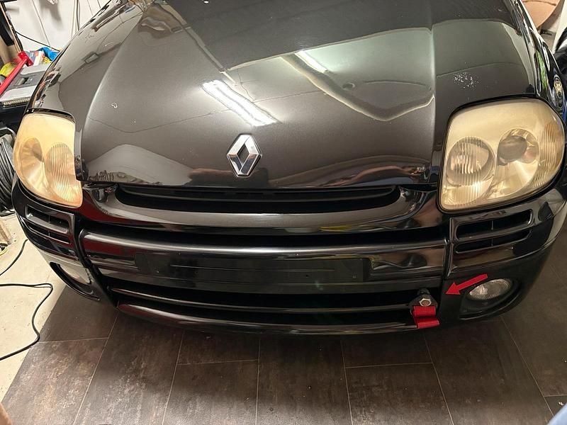 Second-hand Renault Clio II 169 CP (124 kW) 2000 Negru