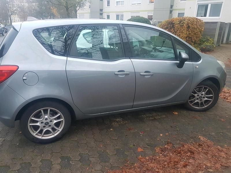 Silber Gebraucht 2012 Opel Meriva Van / Kleinbus | 1.800 € (Superpreis) - Bild 1/4