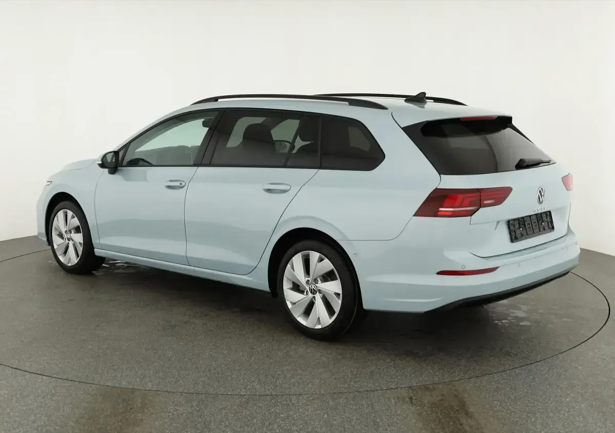 Neu VW Golf VIII Life 2026 Crystal ice blue metallic Kombi