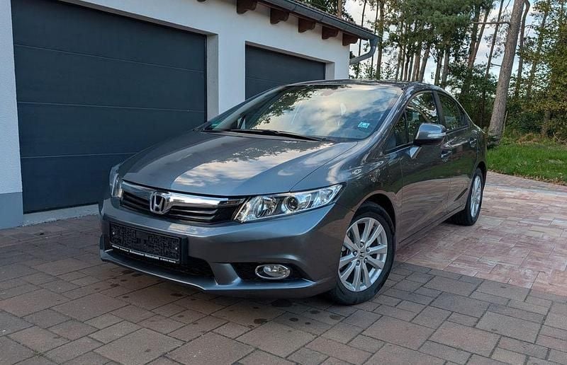 Grau Gebraucht 2012 Honda Civic Limousine | 9.490 € (Guter Preis) - Bild 1/4