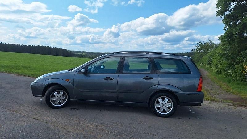 Grau Gebraucht 2004 Ford Focus Kombi | 500 € (Superpreis) - Bild 1/4
