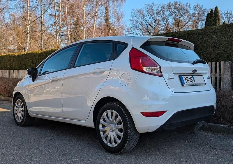 Gebraucht Ford Fiesta 65 PS (47 kW) 2013 Weiß Kleinwagen