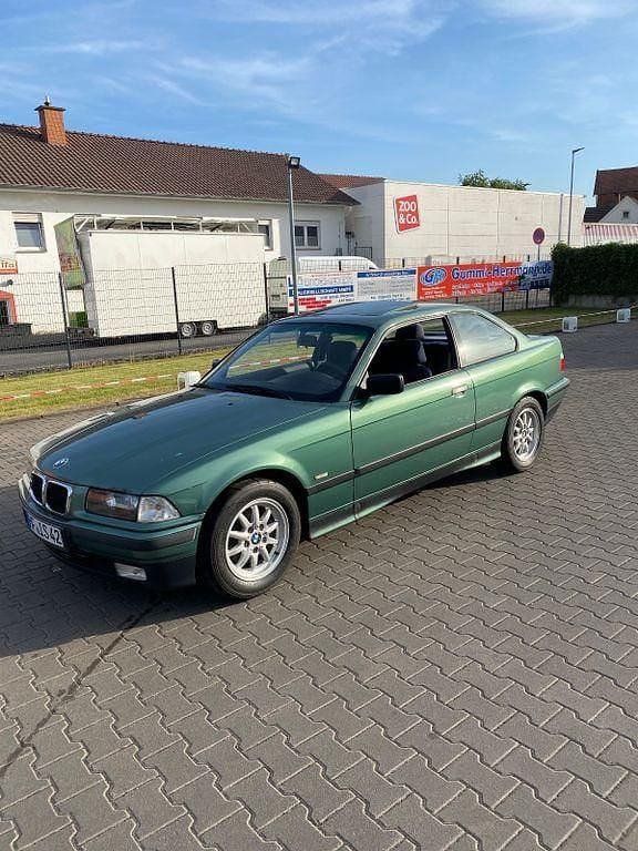 Grün Gebraucht 1998 BMW 318 Basis Coupé | 5.499 € (Fairer Preis) - Bild 1/4