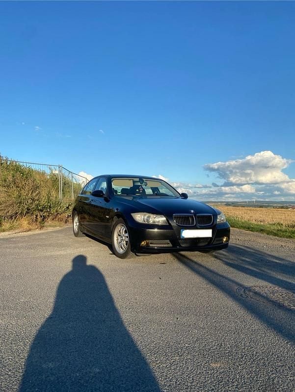 Schwarz Gebraucht 2006 BMW 318 Limousine | 2.200 € (Superpreis) - Bild 1/4
