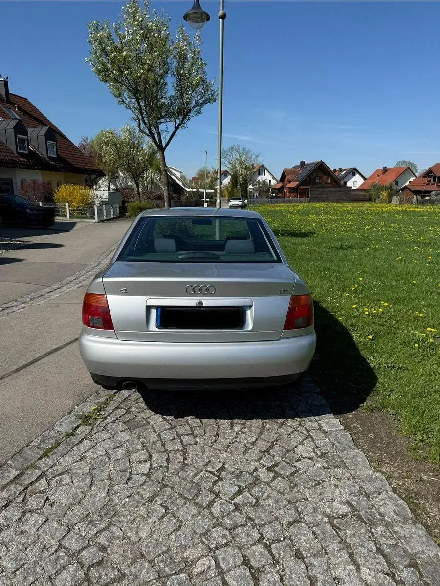 Second-hand Audi A4 101 CP (74 kW) 1995 Gri Berlinǎ