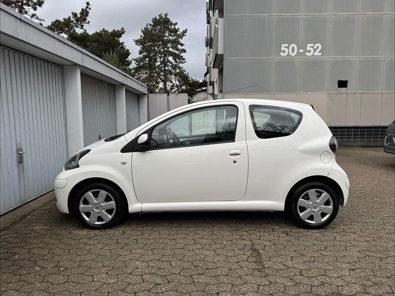 Gebraucht Toyota Aygo 68 PS (50 kW) 2011 Weiß Kleinwagen
