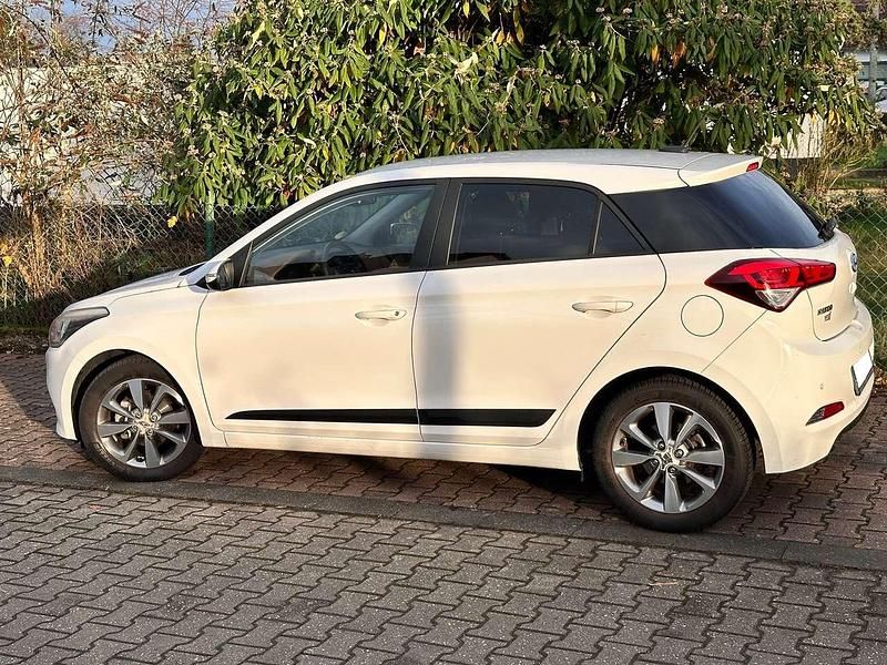 Gebraucht Hyundai i20 YES! Gold 101 PS (74 kW) 2016 Weiß Limousine