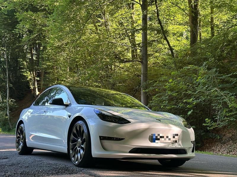 Weiß Gebraucht 2023 Tesla Model 3 Performance Limousine | 35.999 € (Guter Preis) - Bild 1/4