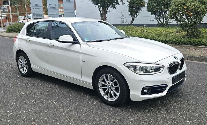 Weiß Gebraucht 2018 BMW 120 Sport Line Kleinwagen | 17.600 € (Guter Preis) - Bild 1/4
