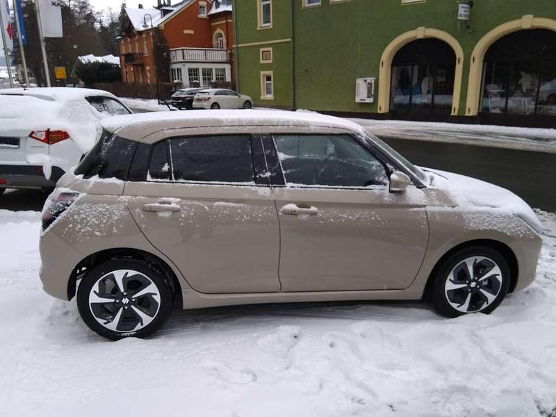 Gebraucht Suzuki Swift Comfort+ 83 PS (61 kW) 2025 Caravan ivory pearl metallic Limousine