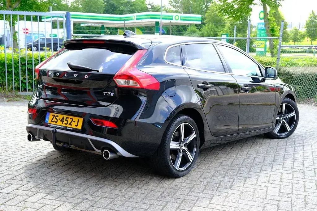 Gebraucht Volvo V40 152 PS (111 kW) 2019 Schwarz Limousine