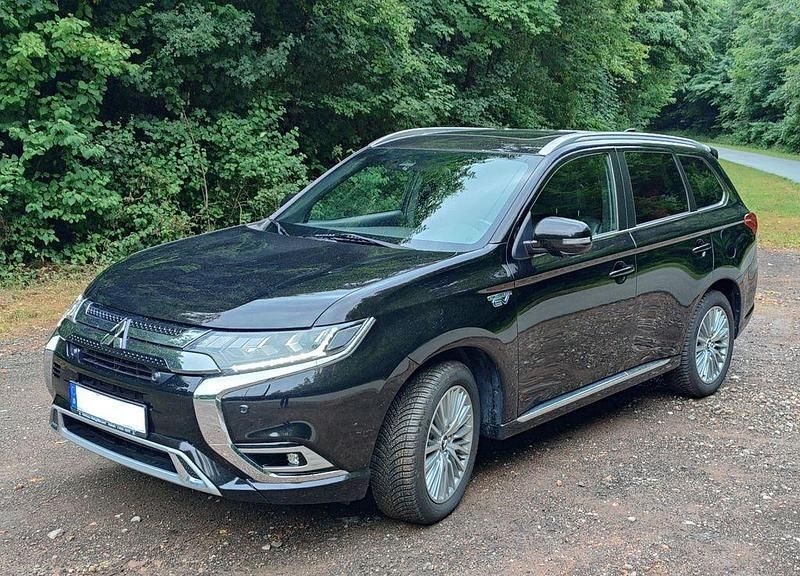 Schwarz Gebraucht 2020 Mitsubishi Outlander P-HEV Top SUV | 23.999 € (Fairer Preis) - Bild 1/4