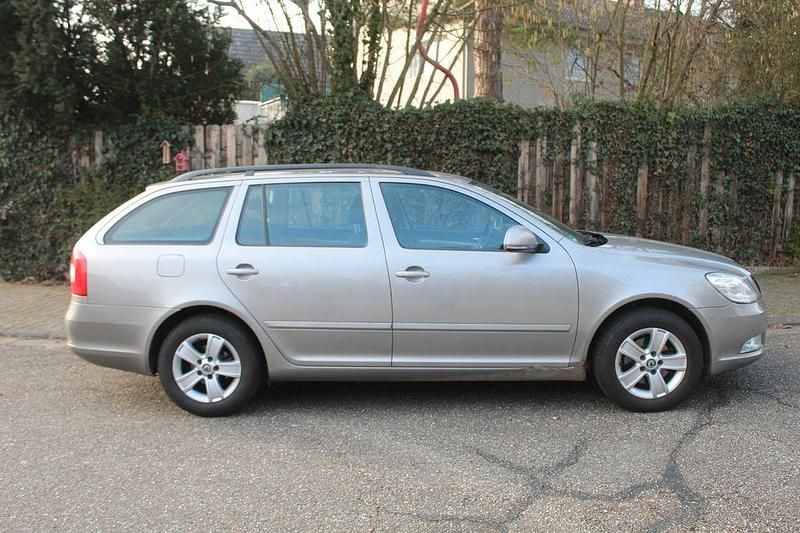 Second-hand Skoda Octavia Impuls Edition 105 CP (77 kW) 2010 Auriu Break