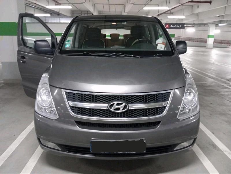 Grau Gebraucht 2012 Hyundai H-1 Van / Kleinbus | 10.000 € - Bild 1/4