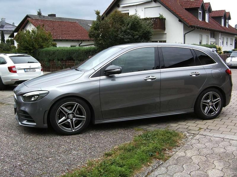 Grau Gebraucht 2019 Mercedes B200 AMG line Van / Kleinbus | 21.500 € (Fairer Preis) - Bild 1/4