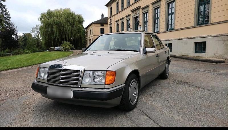 Silber Gebraucht 1990 Mercedes E230 Limousine | 8.900 € - Bild 1/4