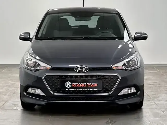 Gebraucht Hyundai i20 Style 90 PS (66 kW) 2015 Grau Limousine