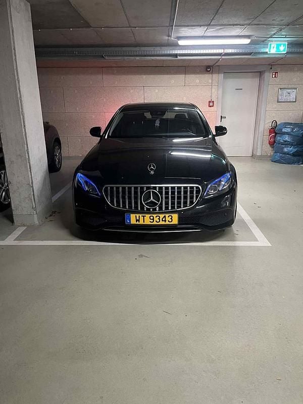 Schwarz Gebraucht 2016 Mercedes E220 Limousine | 19.500 € (Fairer Preis) - Bild 1/4