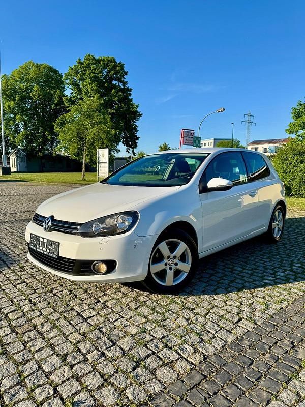 Gebraucht VW Golf VI 105 PS (77 kW) 2010 Weiß Kleinwagen