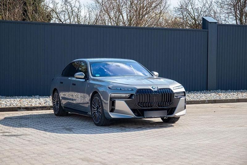 Gebraucht BMW 750e M Sport 313 PS (230 kW) 2025 Grau Limousine