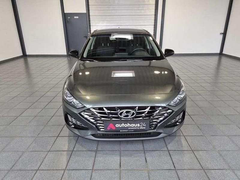 Gebraucht Hyundai i30 120 PS (88 kW) 2022 Grau Limousine