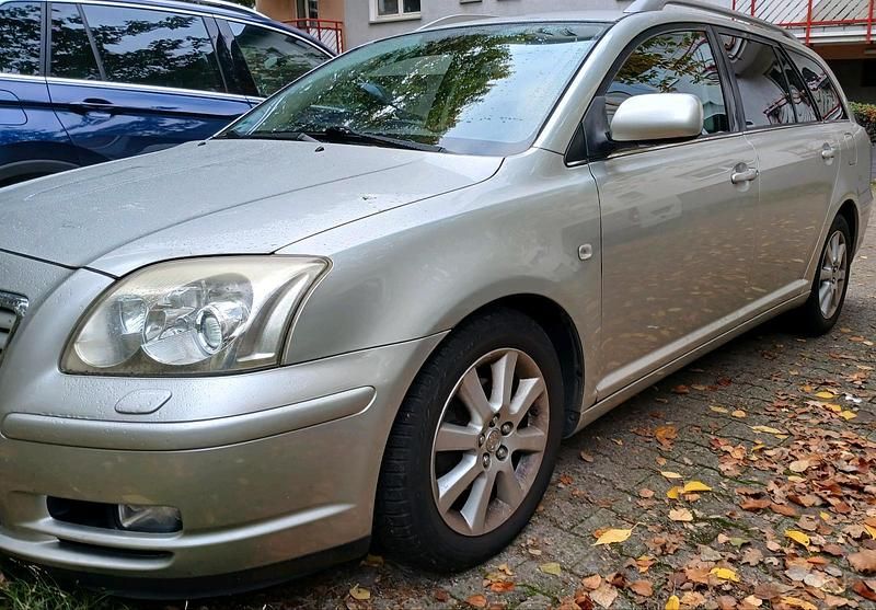 Silber Gebraucht 2005 Toyota Avensis T2 Kombi | 2.900 € - Bild 1/4
