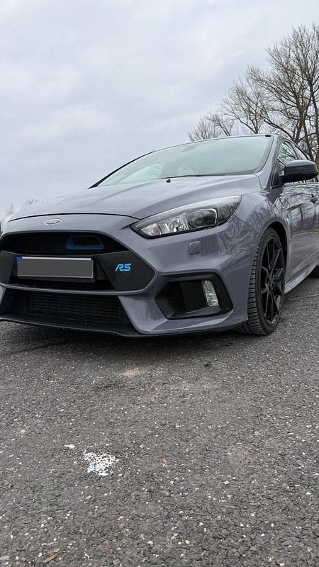 Grau Gebraucht 2017 Ford Focus RS Limousine | 33.490 € - Bild 1/4