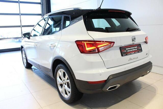 Gebraucht Seat Arona FR 110 PS (80 kW) 2023 Nevada weiß / midnight schwarz (metallic) SUV