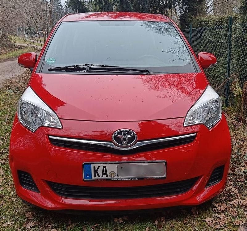 Gebraucht Toyota Verso-S Cool 99 PS (72 kW) 2012 Rot Van / Kleinbus