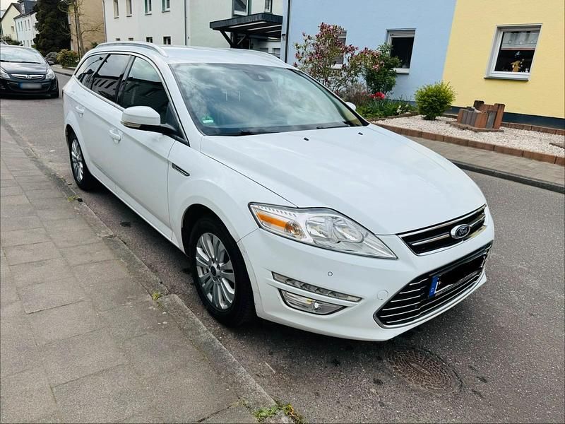 Usado Ford Mondeo Titanium 140 CV (102 kW) 2014 Blanco Familiar
