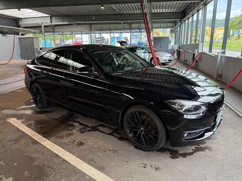 Schwarz Gebraucht 2017 BMW 330 Gran Turismo Advantage Limousine | 21.700 € (Fairer Preis) - Bild 1/4