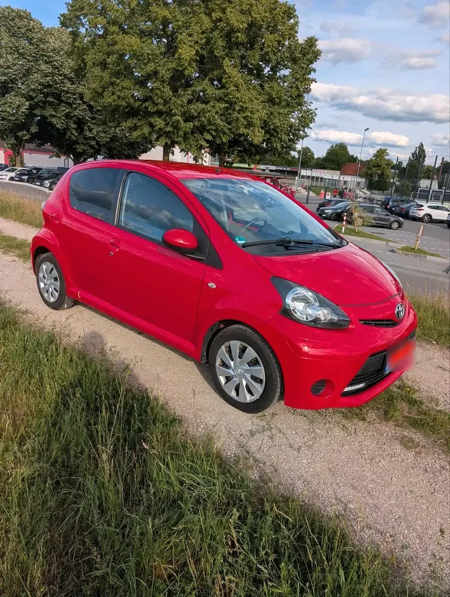 Gebraucht Toyota Aygo 68 PS (50 kW) 2012 Rot Kleinwagen