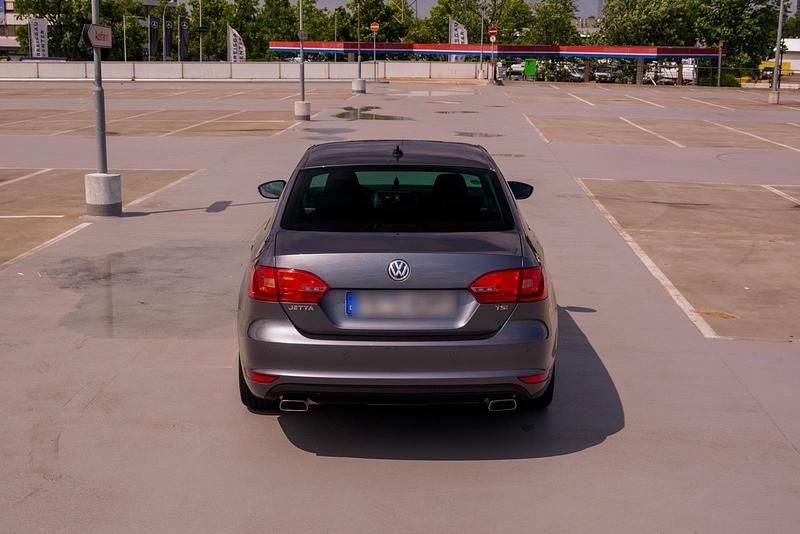 Gebraucht VW Jetta 122 PS (89 kW) 2013 Grau Limousine