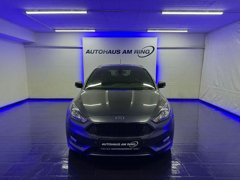 Grau Gebraucht 2017 Ford Focus ST-Line Limousine | 8.999 € (Guter Preis) - Bild 1/4