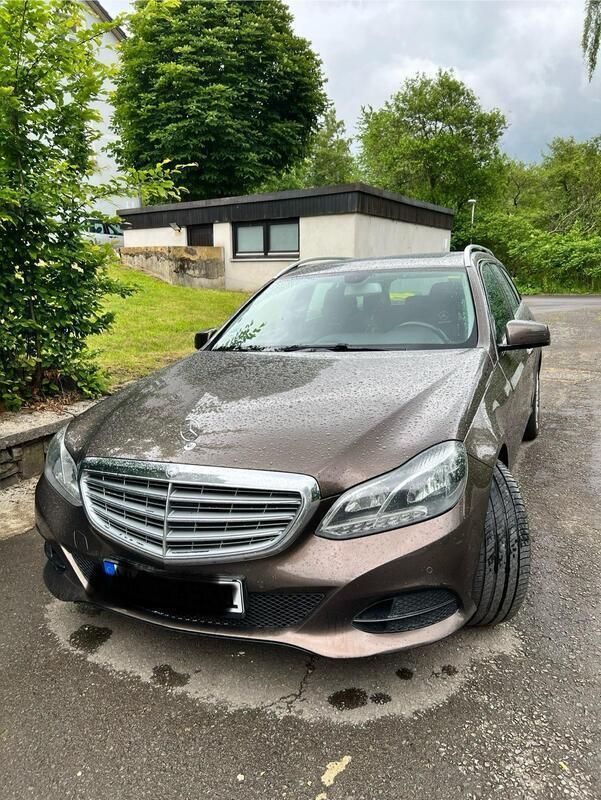 Braun Gebraucht 2014 Mercedes E220 Kombi | 11.800 € - Bild 1/4