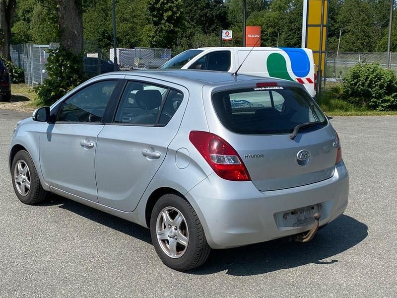Gebraucht Hyundai i20 Classic 86 PS (63 kW) 2012 Silber Kleinwagen