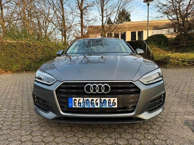 Grau Gebraucht 2020 Audi A5 Sportback Sport Kleinwagen | 22.550 € (Superpreis) - Bild 1/4