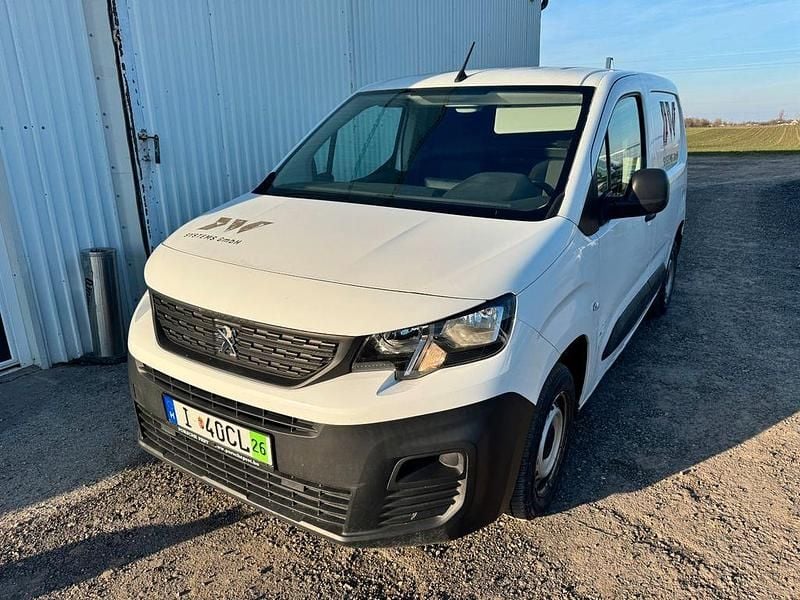 Gebraucht Peugeot Partner 110 PS (80 kW) 2021 Weiß Van / Kleinbus