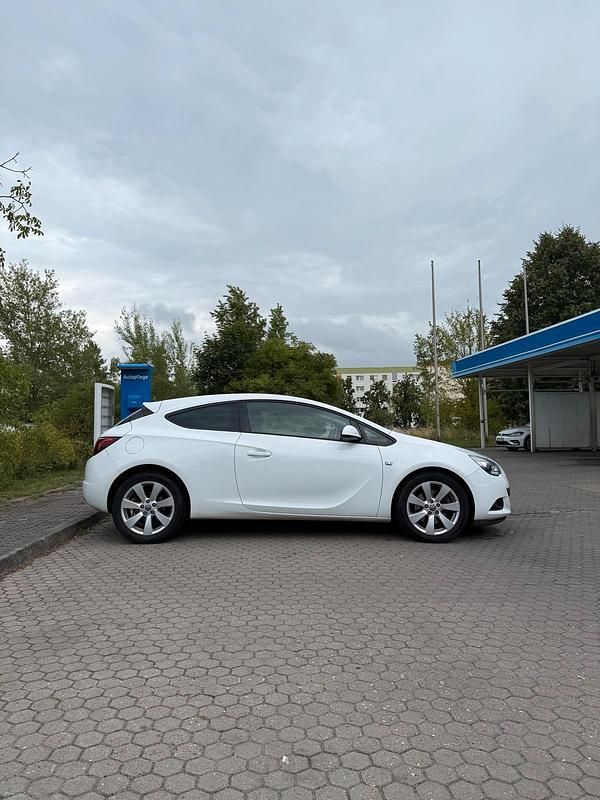 Gebraucht Opel Astra GTC Edition 140 PS (102 kW) 2011 Weiß Coupé