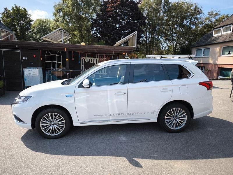 Weiß Gebraucht 2018 Mitsubishi Outlander P-HEV Basis SUV | 18.750 € (Fairer Preis) - Bild 1/4