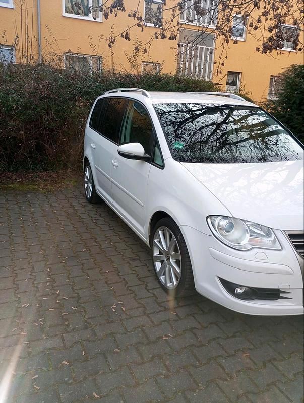 Weiß Gebraucht 2009 VW Touran R-line Van / Kleinbus | 3.799 € (Fairer Preis) - Bild 1/4