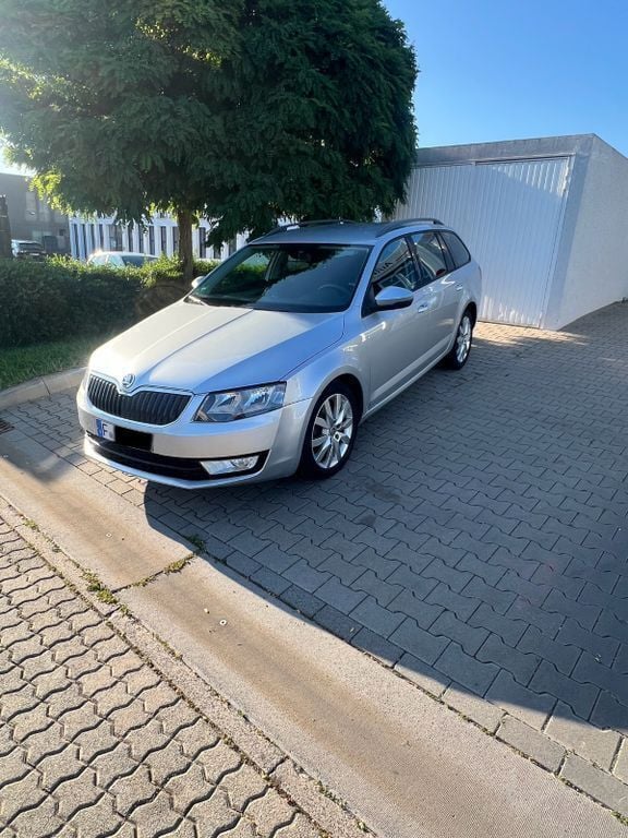 Grau Gebraucht 2014 Skoda Octavia Ambition Kombi | 6.700 € (Guter Preis) - Bild 1/4