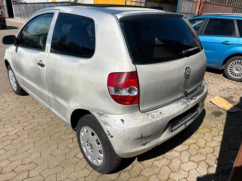 Usado VW Fox 54 HP (39 kW) 2006 Cinzento Citadino